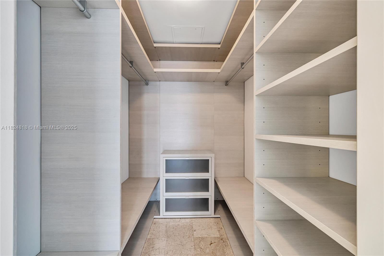 REACH CONDO - Residential