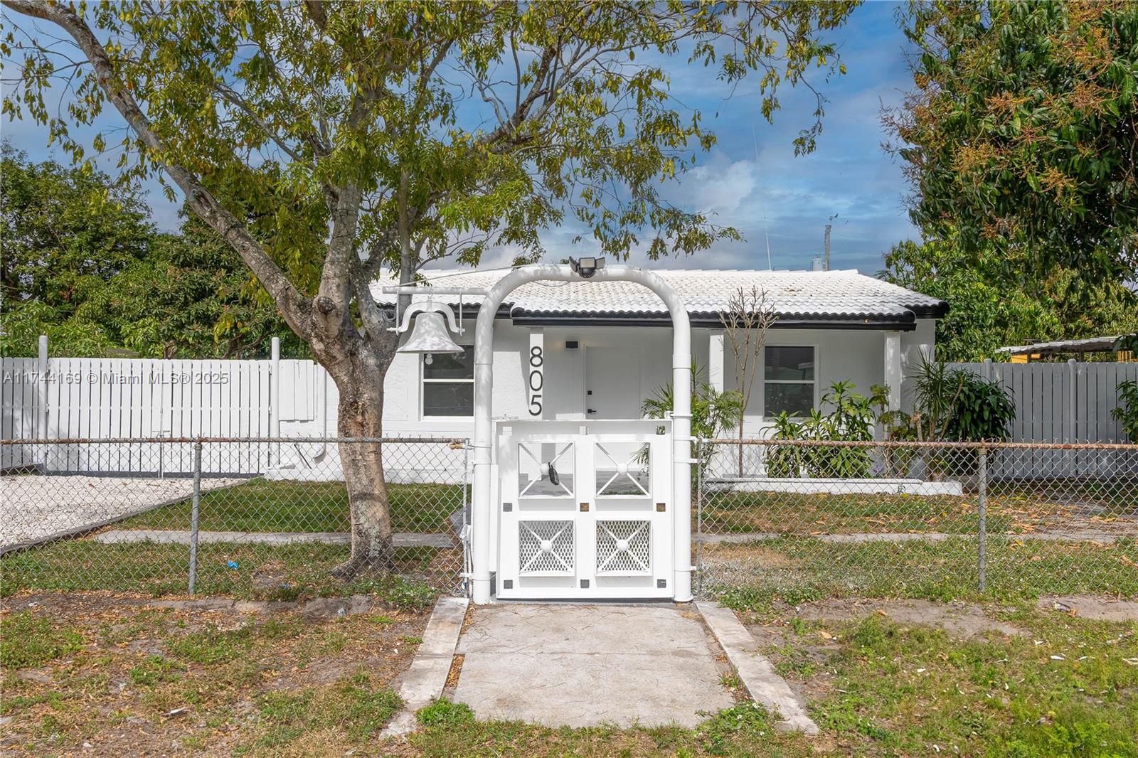 805 Sultan Ave, Opa-Locka, Miami-Dade County, Florida - 3 Bedrooms  
2 Bathrooms - 