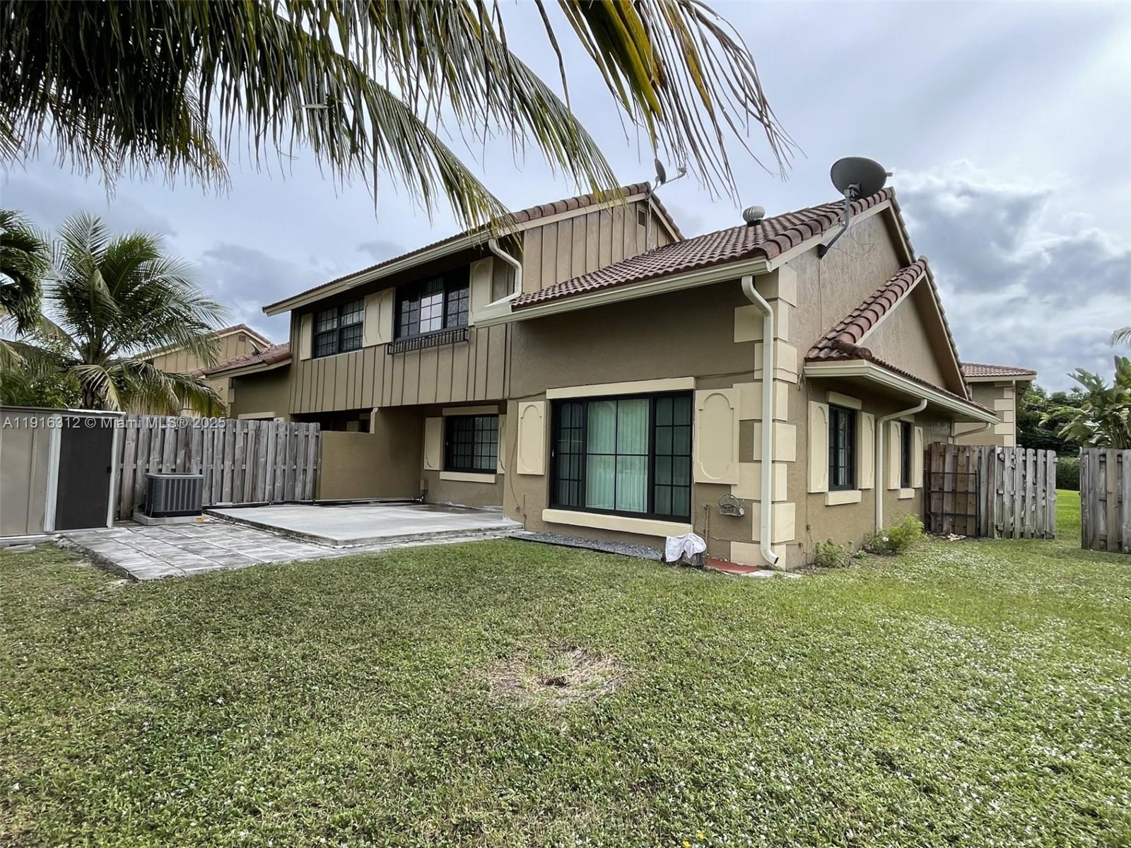 CORAL SPRINGS ESTATE TOWN - Residential Lease