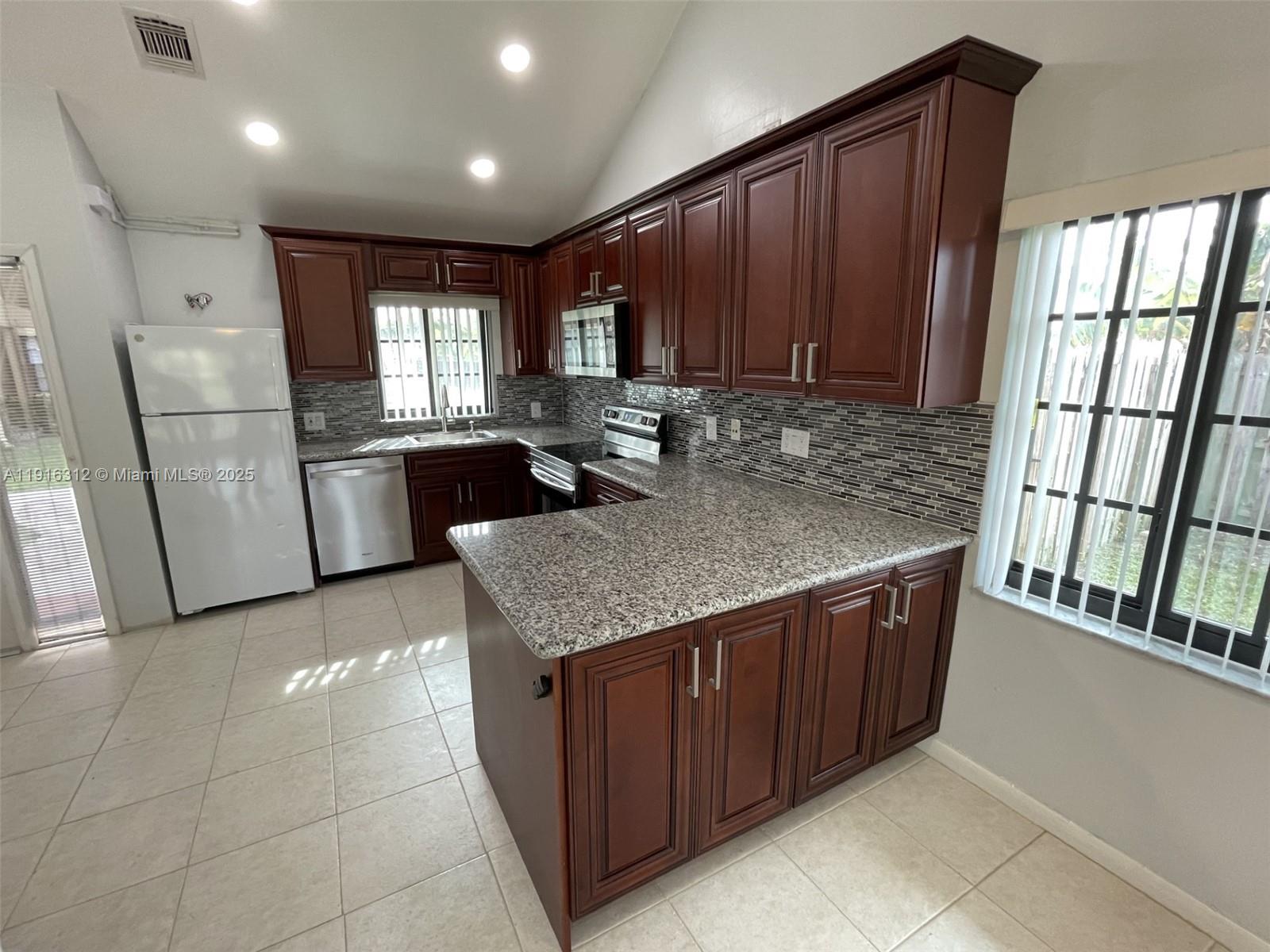 CORAL SPRINGS ESTATE TOWN - Residential Lease