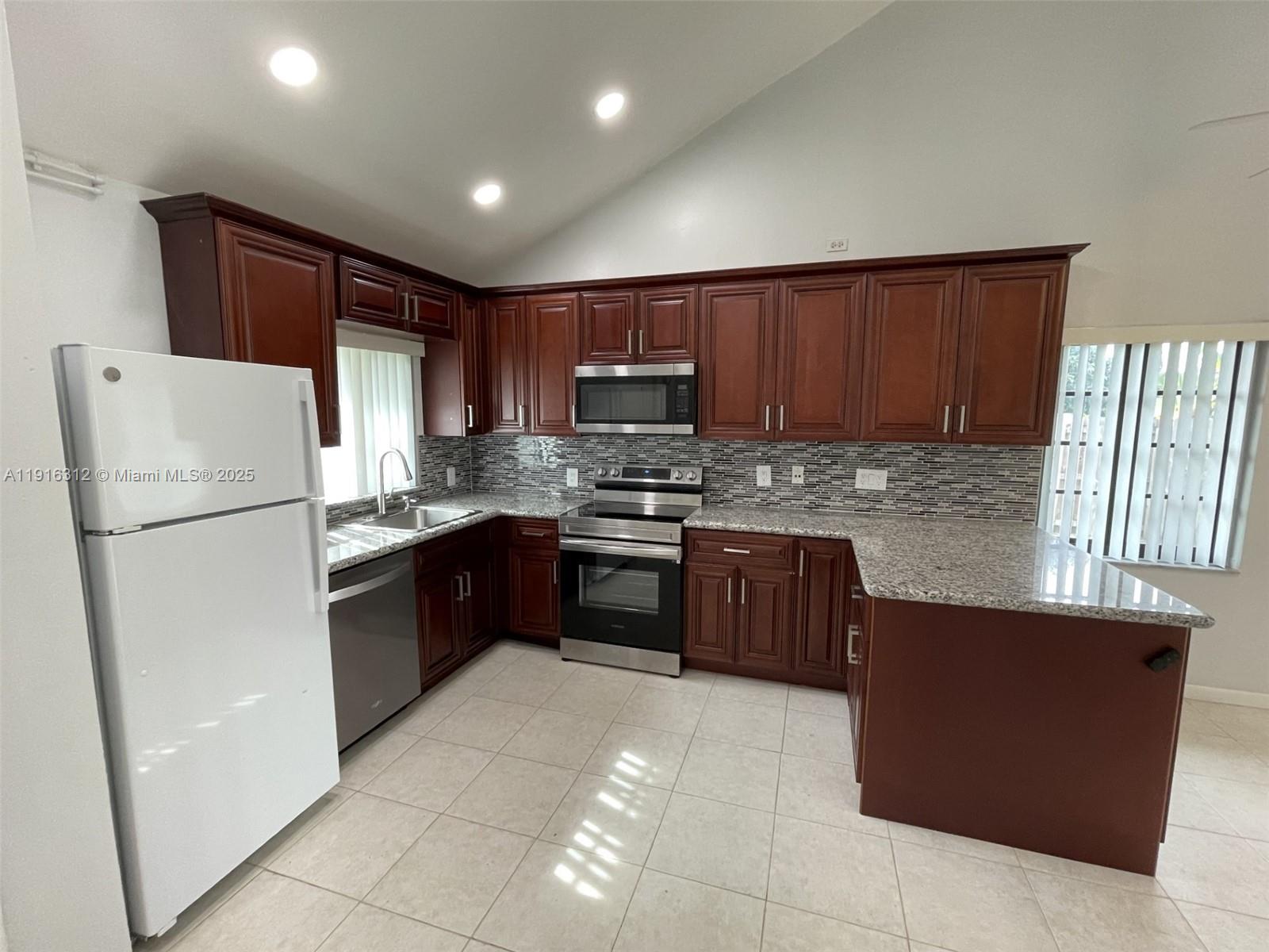 CORAL SPRINGS ESTATE TOWN - Residential Lease