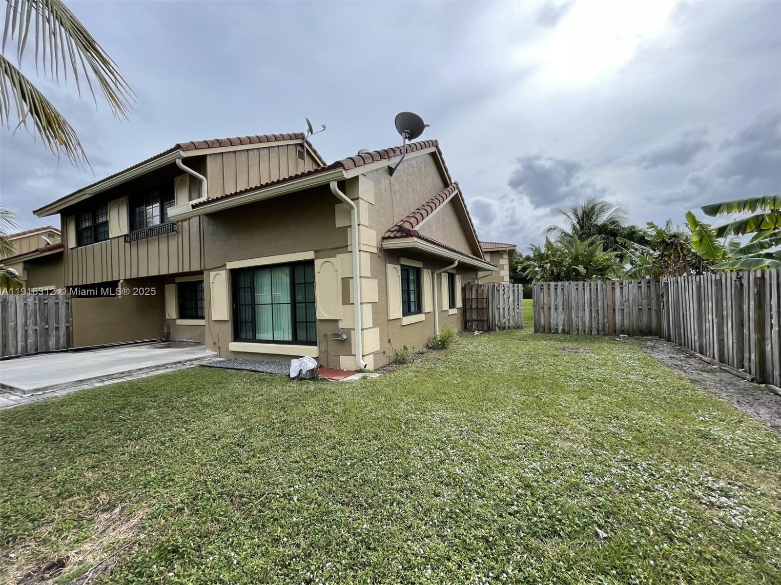 CORAL SPRINGS ESTATE TOWN - Residential Lease