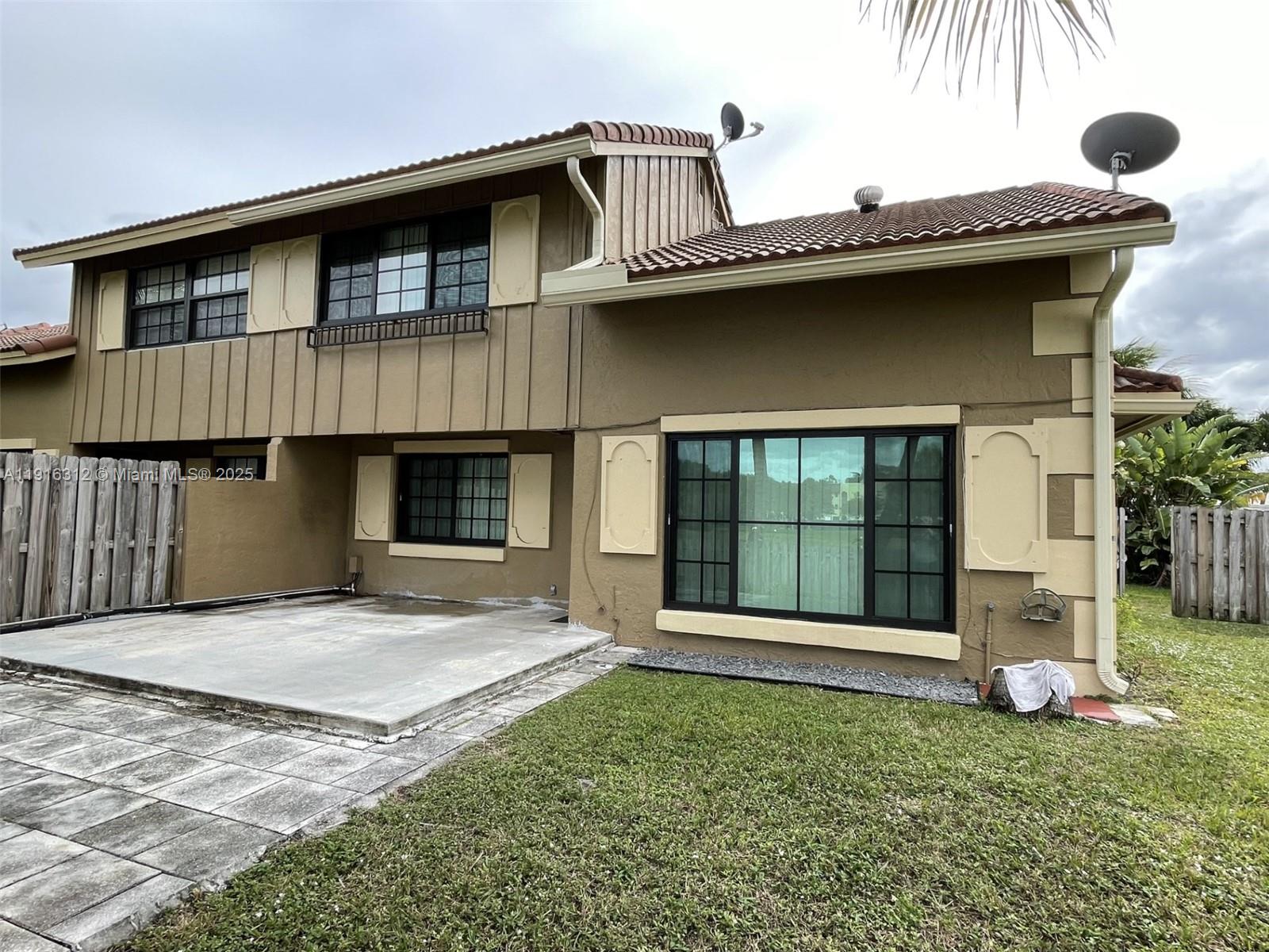 CORAL SPRINGS ESTATE TOWN - Residential Lease