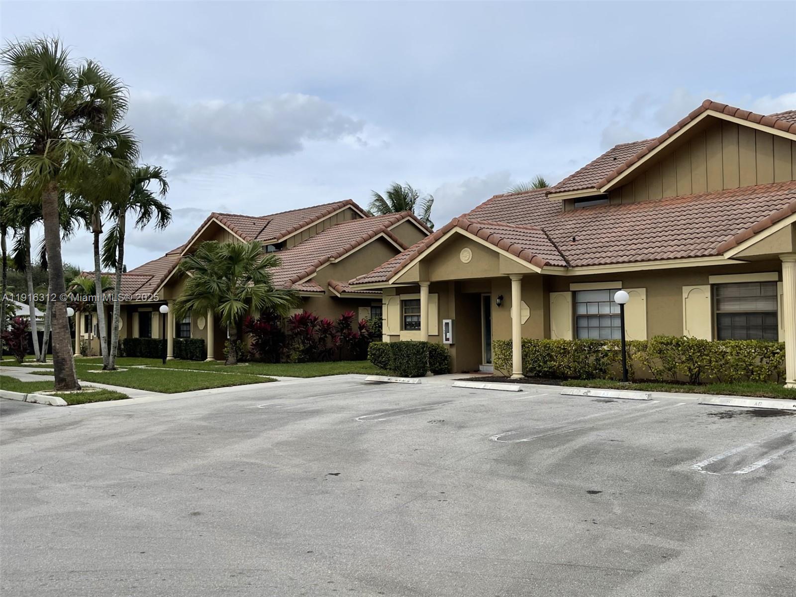 CORAL SPRINGS ESTATE TOWN - Residential Lease