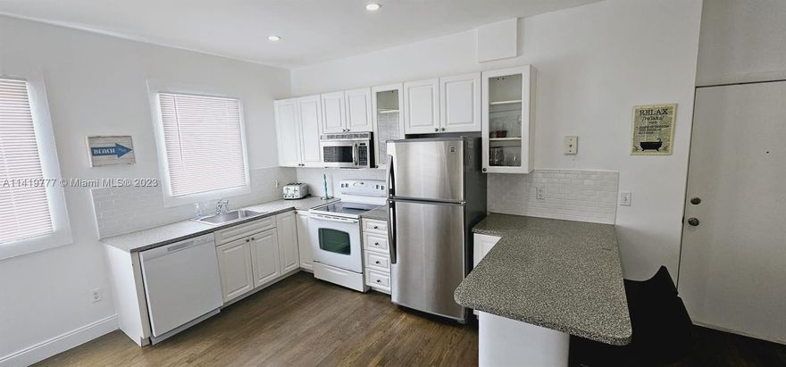 LOCATION!, LOCATION!. VERY BRIGHT CORNER UNIT completely Furnished and Comfortable, 1/1 in Art Deco building in super quiet, residential section of South Beach. Renovated bathroom and Kitchen, original wood floor. Two blocks from the Flamingo Park. Close to the beach and Lincoln Rd. Don t miss it. Easy to show.
It can be furnished or unfurnished.