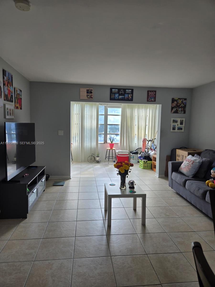 ORIOLE GOLF & TENNIS CLUB - Residential