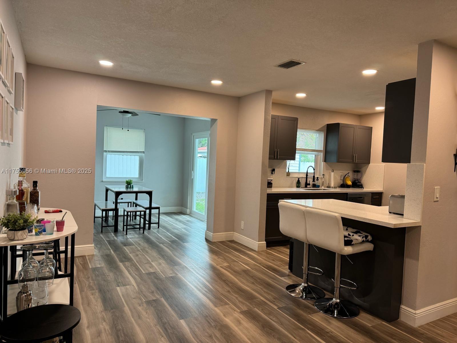 DAVIE MANOR - Residential