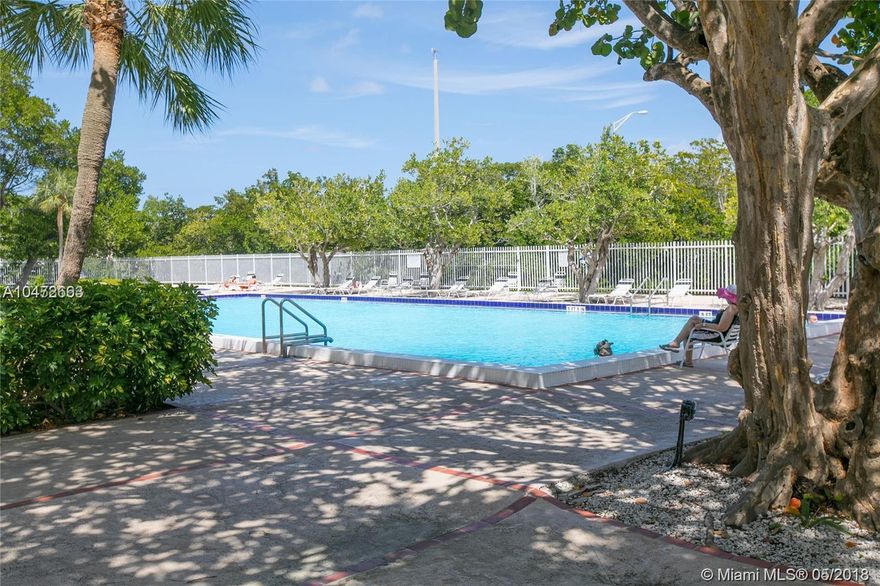 GREAT BUILDING AND LOCATION. WALKING DISTANCE TO BEACH. 24 HOUR SECURITY ,POO, GYM ETC..
PLEASE TEXT FOR SHOWING. Easy to show