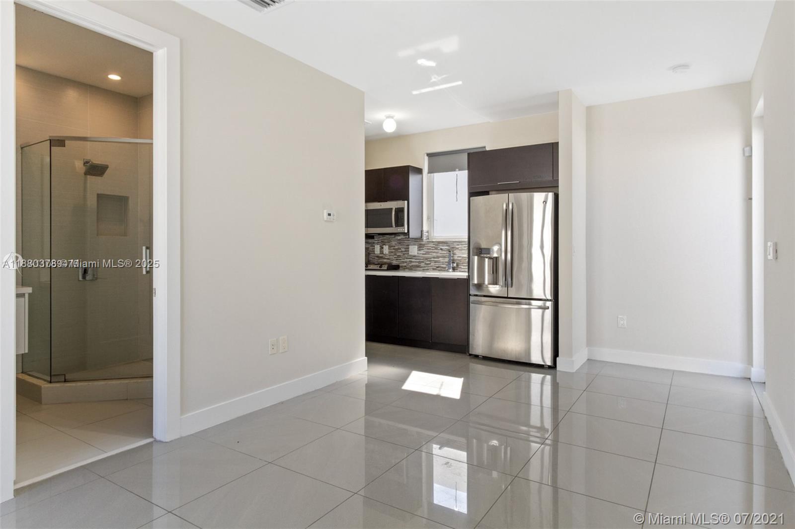 Great Studio in Landmark, modern kitchen Cooktop 4 burners, porcelain floors, modern bathroom, walk-in closet and washer & Dryer in the unit. Close to supermarkets, restaurants, shops, malls, gas stations, expressways and much Community Club including gym, pool, tennis court, basketball court *** Water- Electricity- Internet INCLUDED**