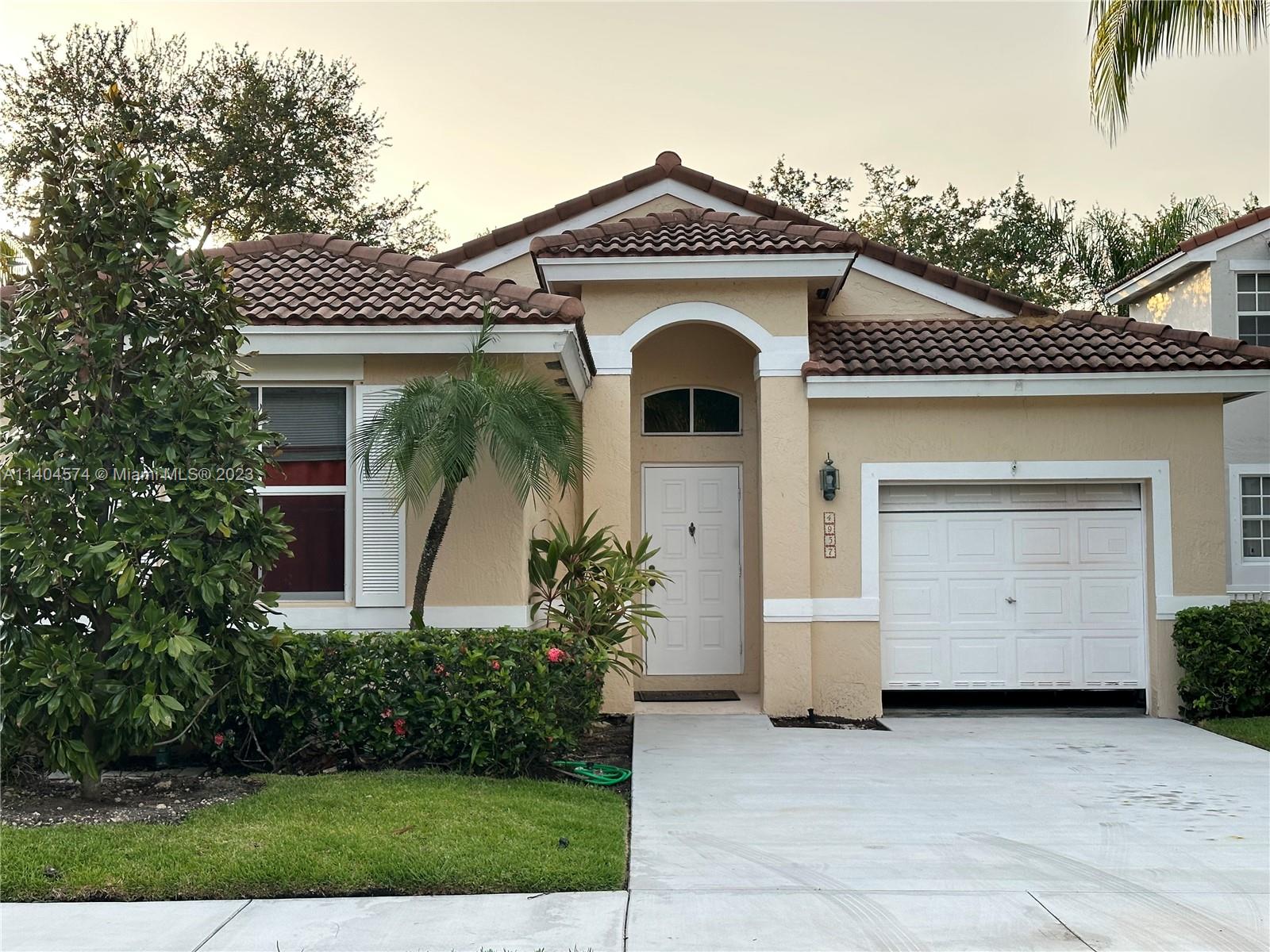 3/2 One Story, Lakefront home. A+ Schools. Excellent Location (EZ access to I-75 via Griffin Road). Gated Community with Community Pool. Close to Publix, shopping, Parks, Tennis, and Basketball courts.