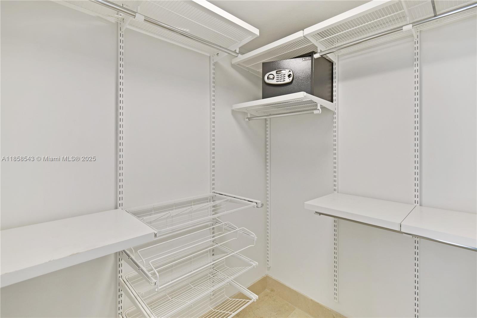 1800 CLUB CONDO - Residential Lease