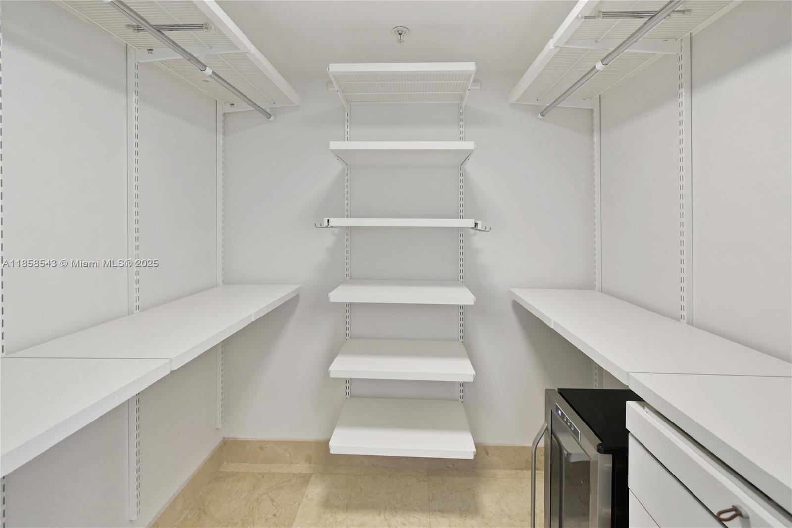 1800 CLUB CONDO - Residential Lease