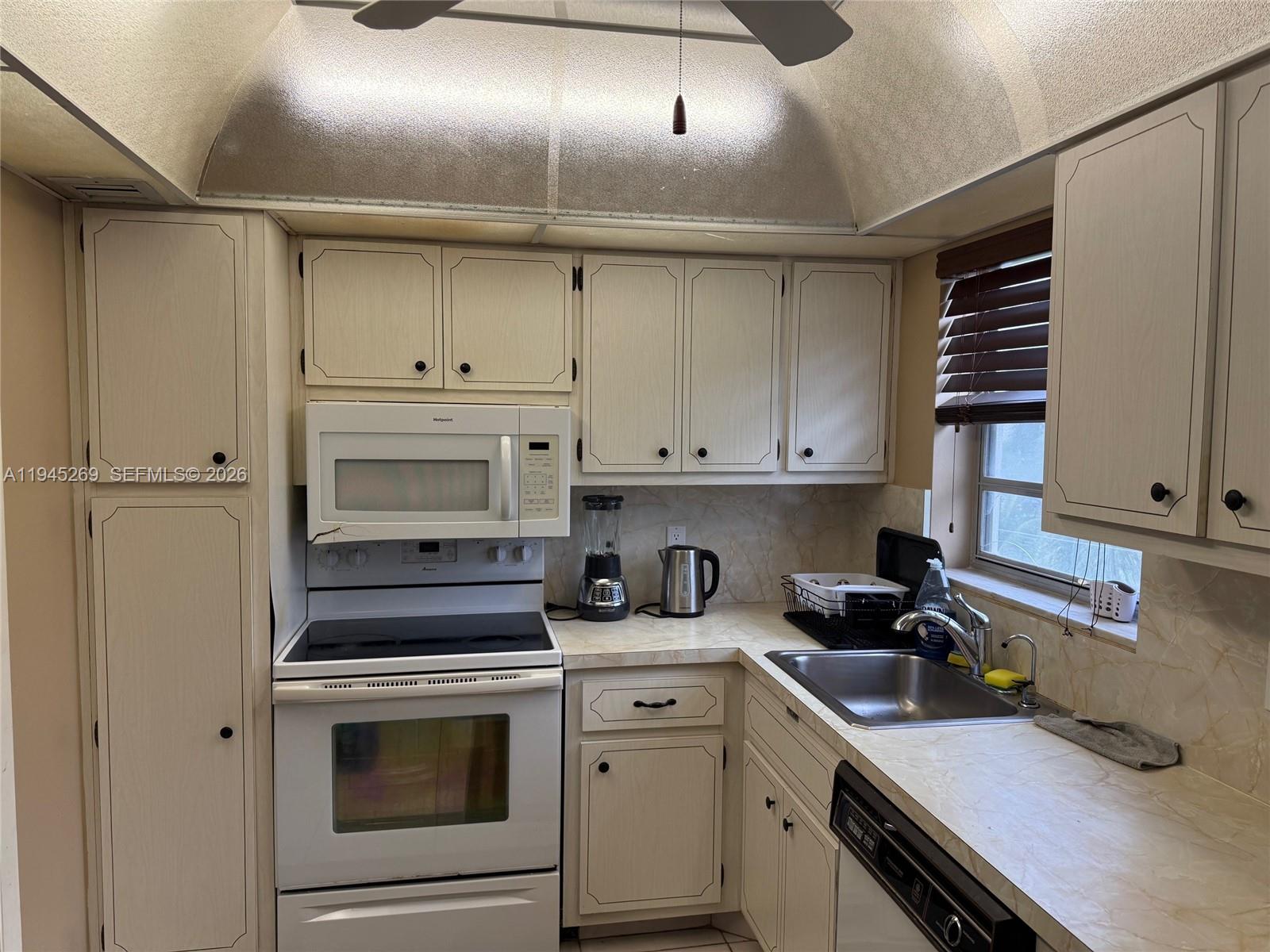 GOLDEN VIEW CONDO - Residential