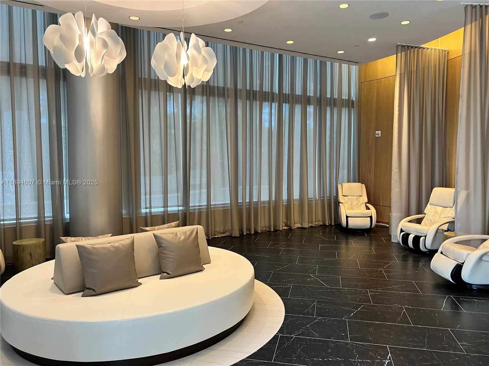 PARAMOUNT MIAMI WORLDCENT - Residential Lease