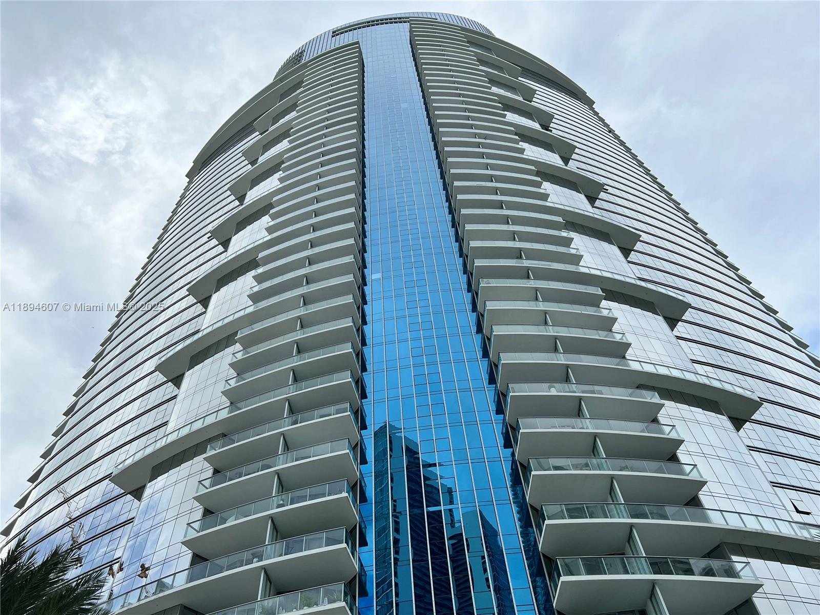 PARAMOUNT MIAMI WORLDCENT - Residential Lease