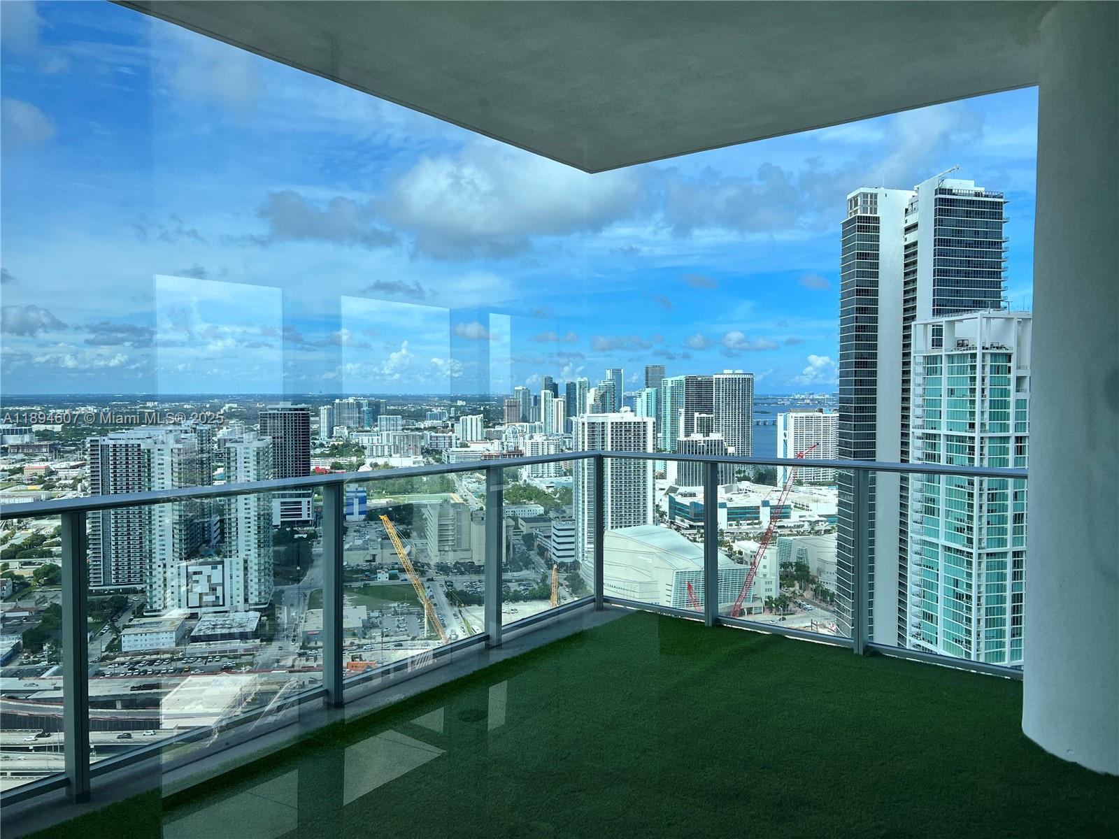 PARAMOUNT MIAMI WORLDCENT - Residential Lease