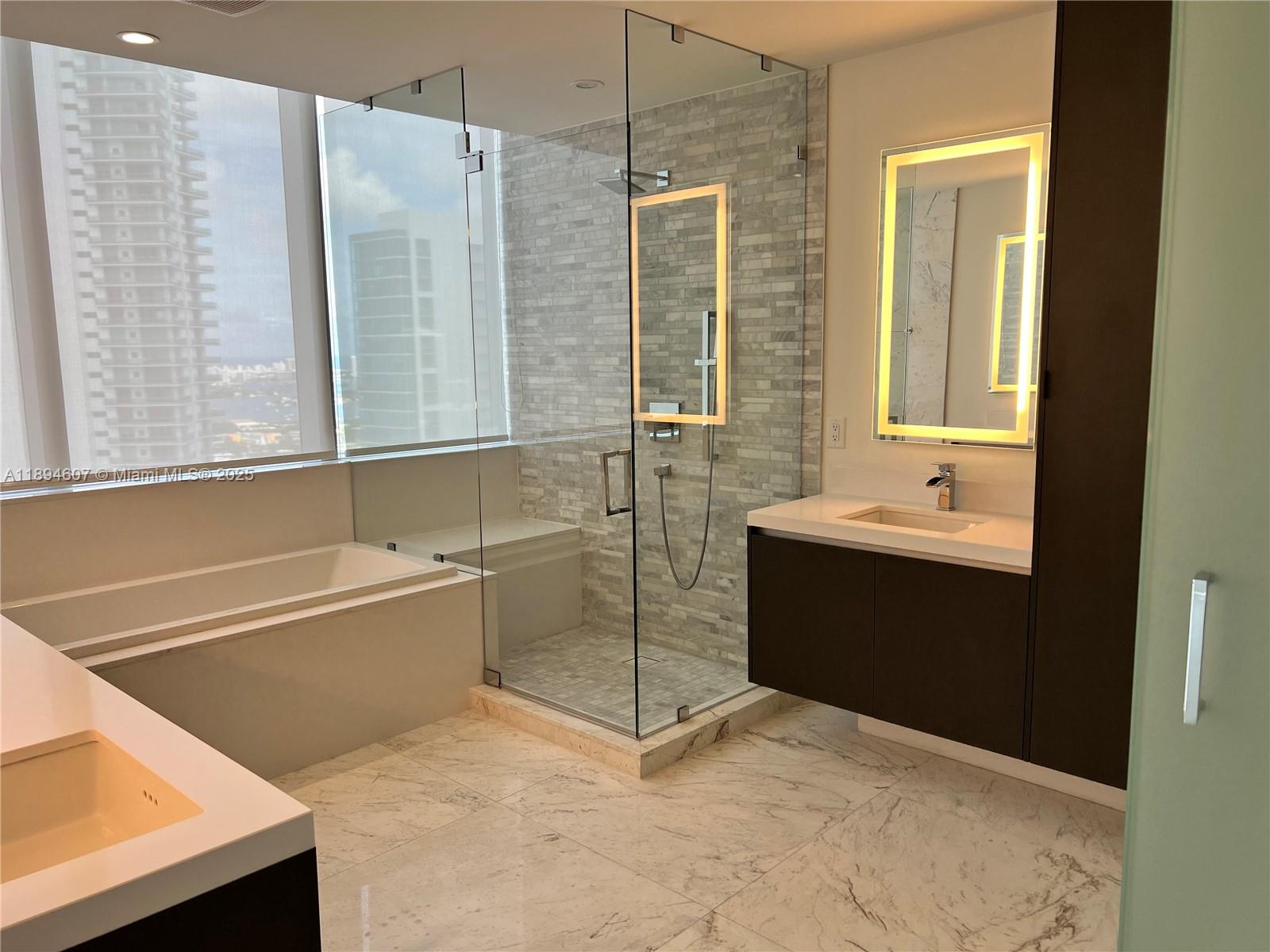 PARAMOUNT MIAMI WORLDCENT - Residential Lease