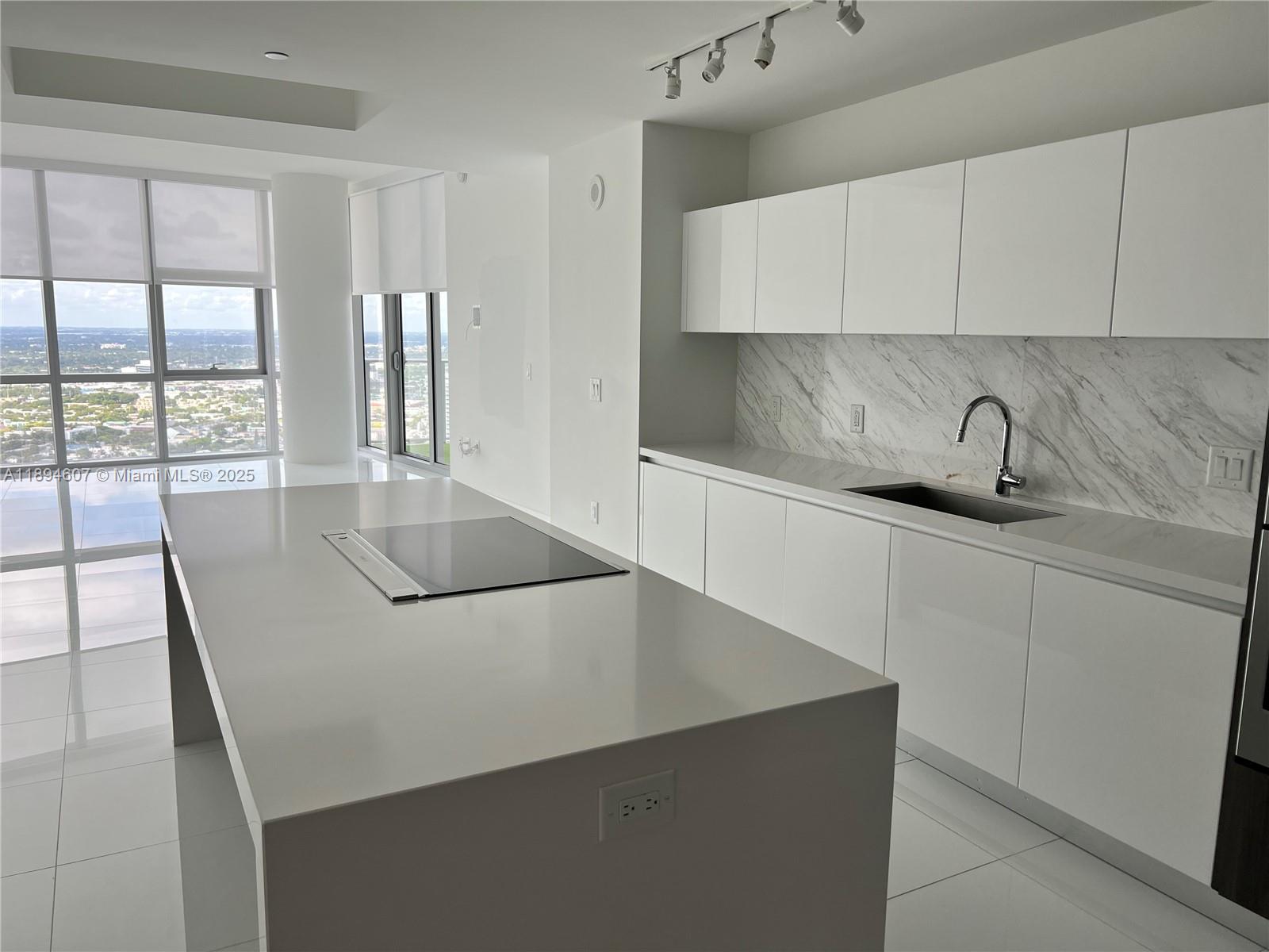 PARAMOUNT MIAMI WORLDCENT - Residential Lease
