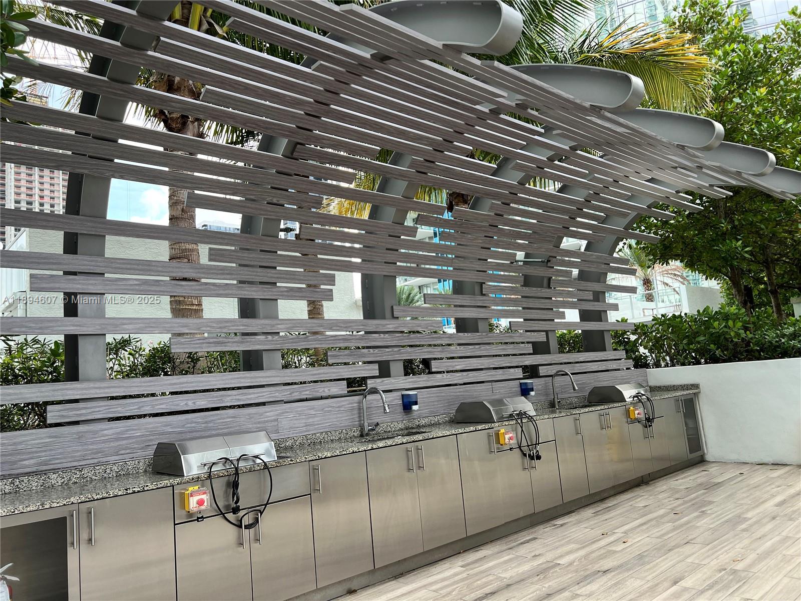 PARAMOUNT MIAMI WORLDCENT - Residential Lease