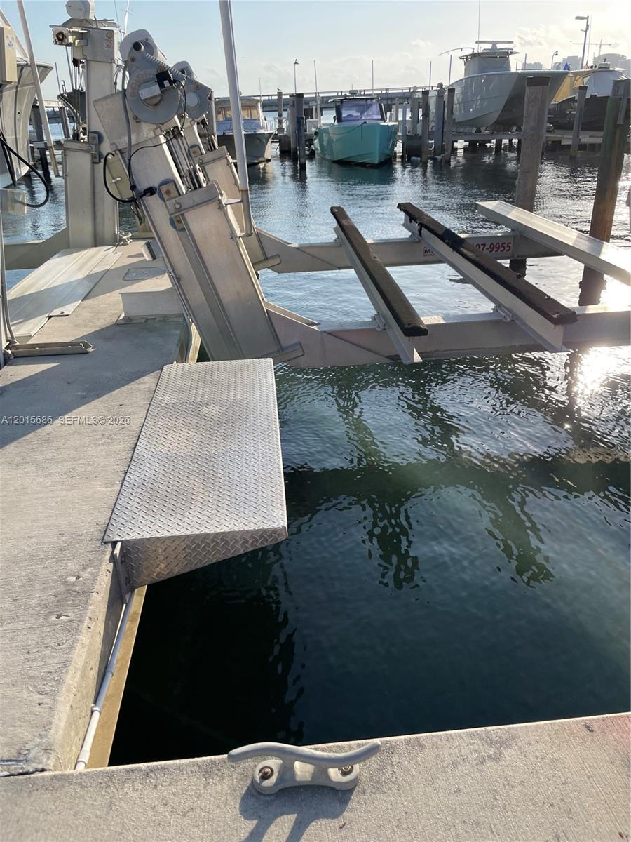 Grove Isle Marina - Land
