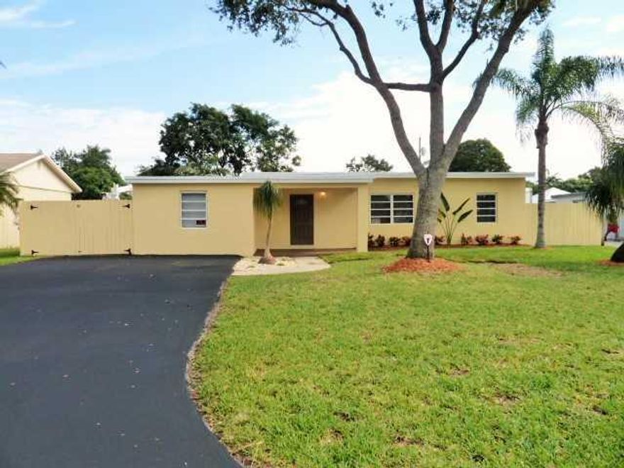 DEAL FELL THROUGH!!! Spacious 4/2 in the Heart of Homestead features: New Kitchen, Fresh Paint Inside/Outside, Updated Bathrooms, New Fence, New Lighting Fixtures, Updated A/C, Tiled Throughout, Large Backyard, Double Gated Fence Entry to park a Boat or Trailer and New Landsc aping. Schedule your showing today!