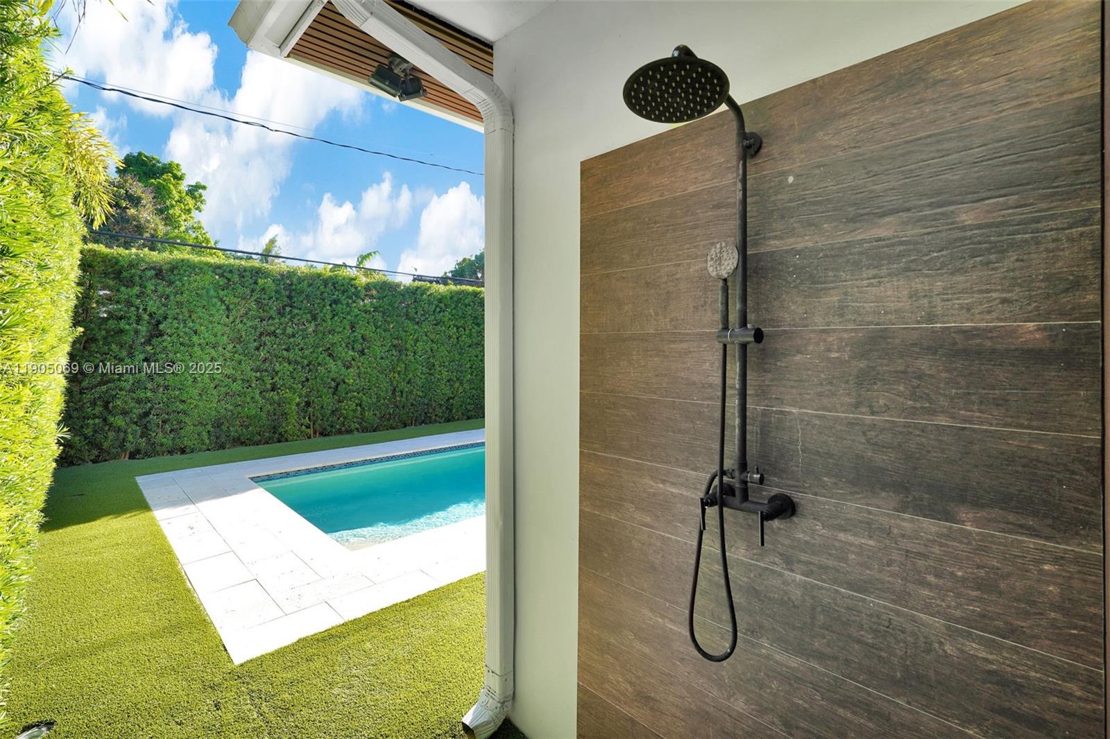 TROPICAL ISLE HOMES SUB 4 - Residential Lease