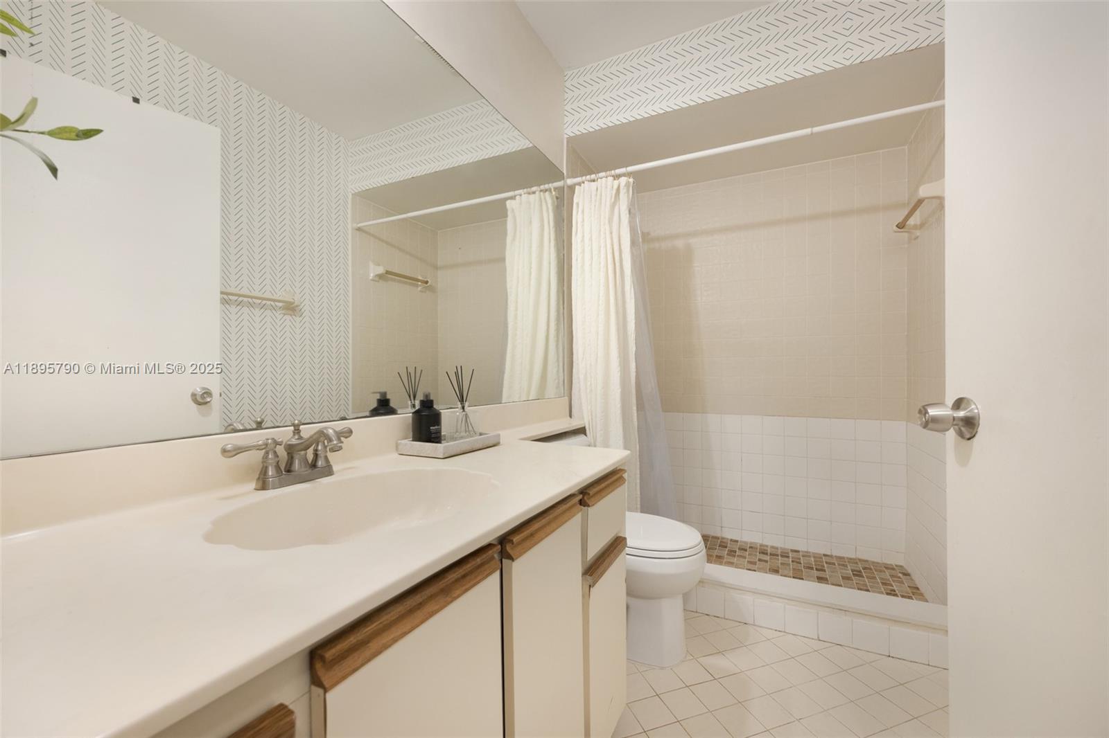 LAKES BY THE BAY SEC 4 - Residential