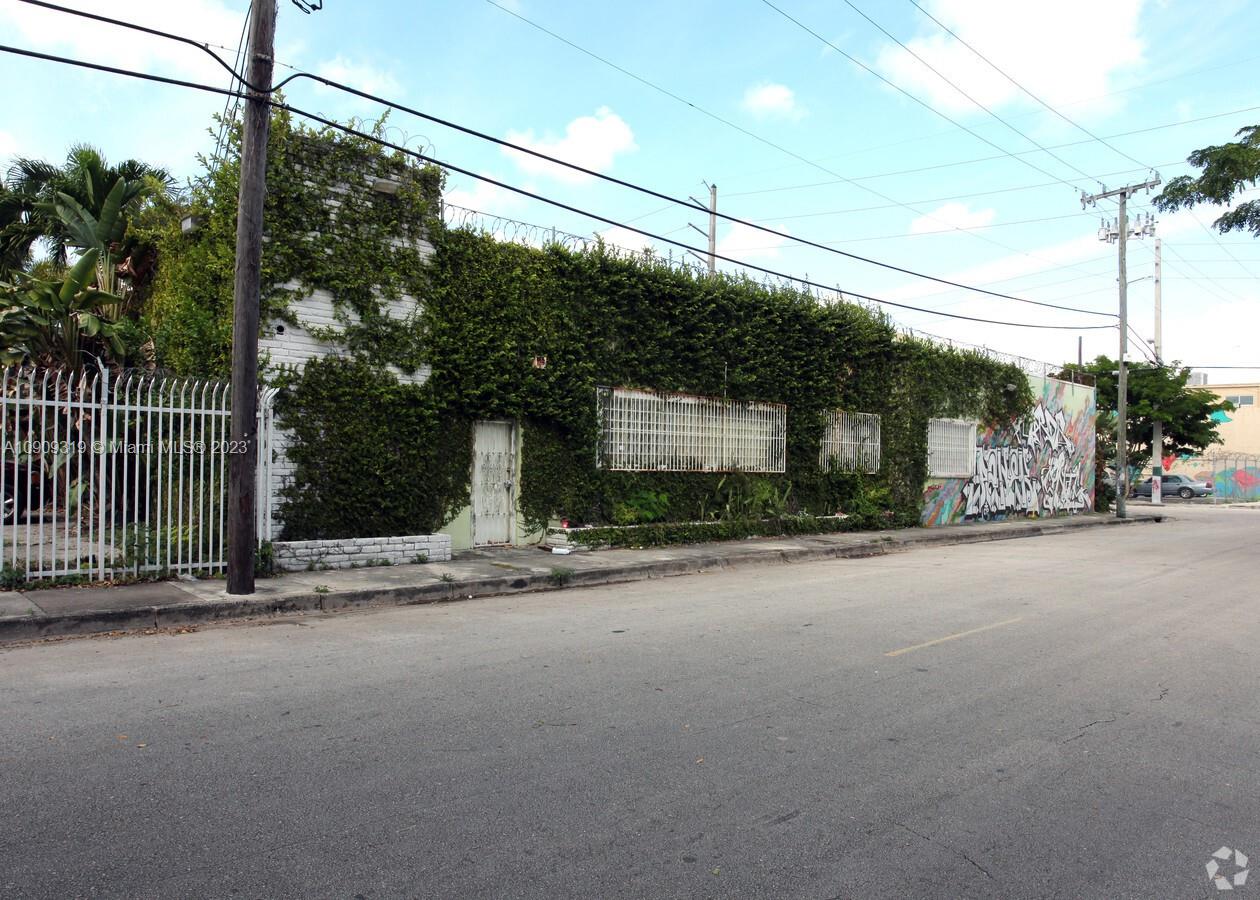 RELATED-ISG International Realty is pleased to present a 23,580 land SF Development Opportunity in Wynwood. Located in the same area as many planned mixed use development projects in Miami's hottest area, with Office/Retail/Residential, Hotel, Warehouse and many other options, or Mixed use. Near Miami Design Center, Museum Park, Arscht Center, Port of Miami, Int'l Tech start ups, providing lucrative growth potential. ZONED T5-O Urban Center Zone
ALSO. CLOSE TO THE MAYOR HIGHWAYS, 15 MINUTES DRIVE TO THE BEACH, NEXT TO GALLERIES, RESTAURANTS, BOUTIQUES, COFFEE SHOPS, WALKING DISTANCE TO EVERYTHING.