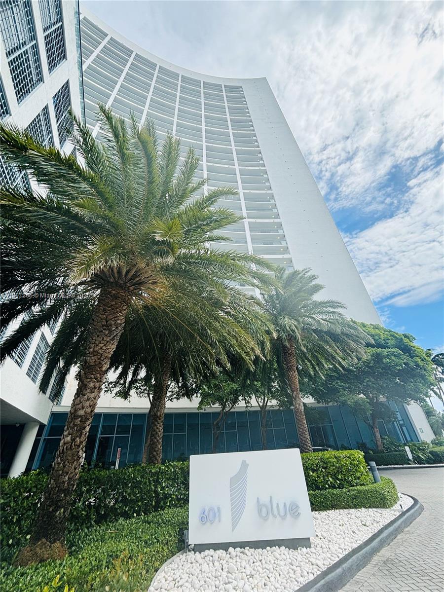Property for Sale at 601 Ne 36th St 2203, Miami, Broward County, Florida - Bedrooms: 2 
Bathrooms: 3  - $612,000