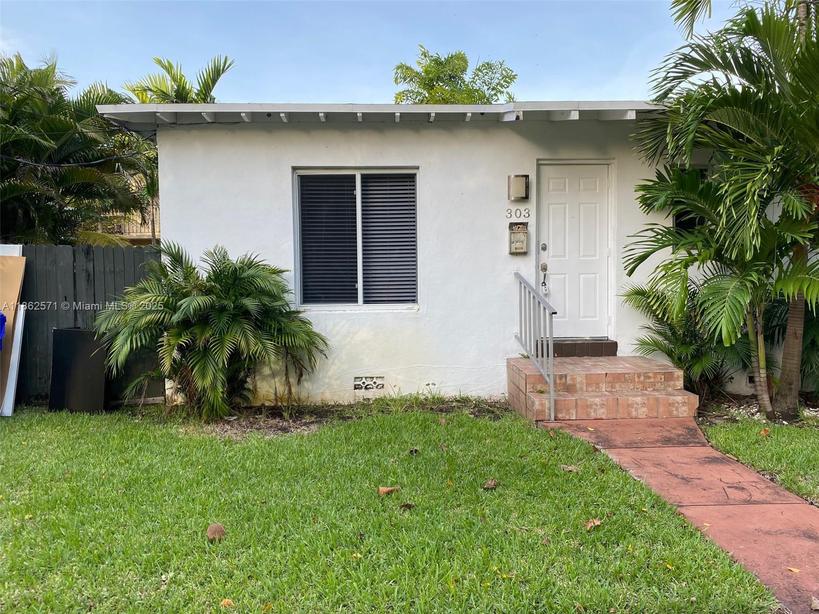 Charming one bedroom duplex apartment in the Roads. The unit has new luxury vinyl floors stainless steel appliances, washer and dryer. Convenient location near Brickell.