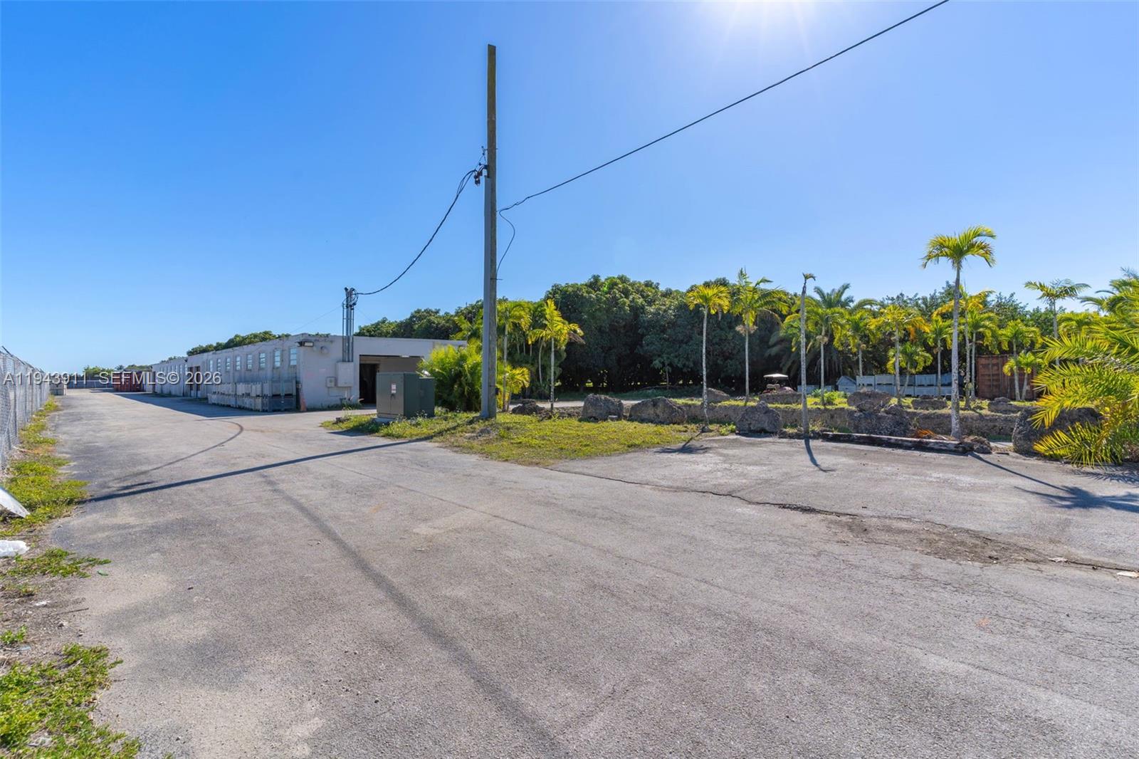 REDLAND-  RENT 10K MONTH - Land