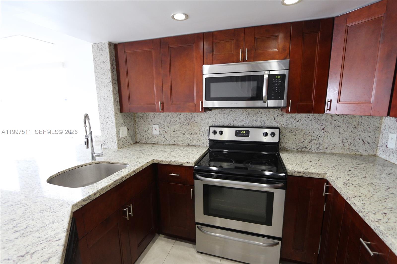 VILLAS AT LAKEVIEW CONDO - Residential Lease