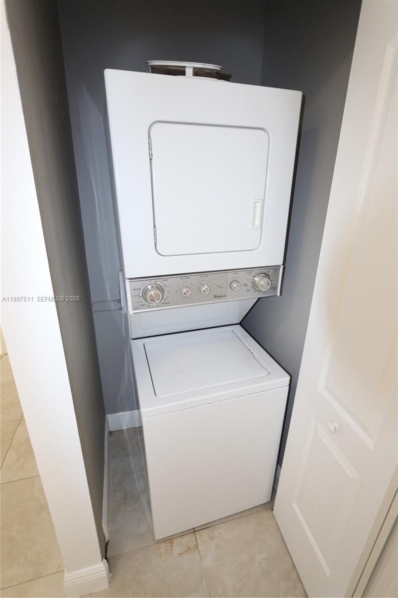 VILLAS AT LAKEVIEW CONDO - Residential Lease