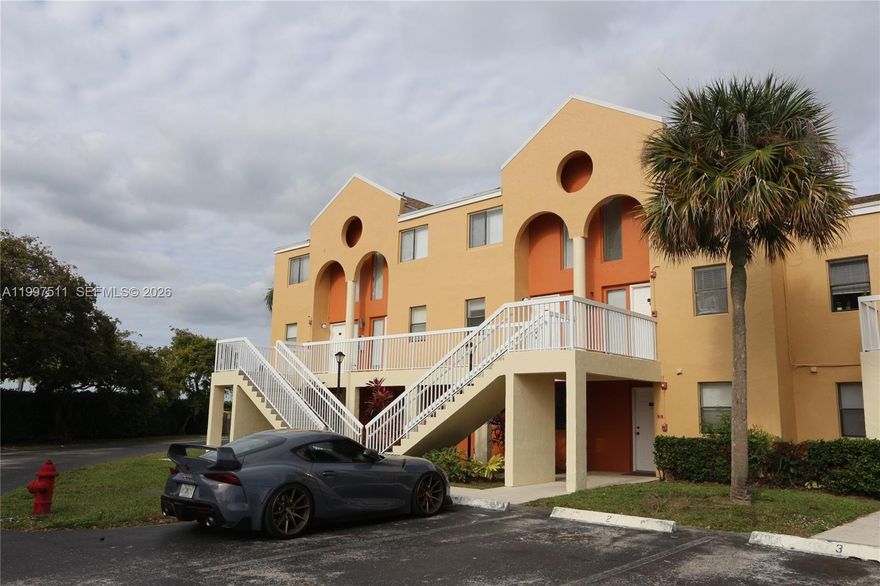 Cozy remodeled unit at Villas at Lakeview. Gated community, nice balcony overlooking lake and garden views, ceramic floors, spacious areas, excellent condition. Enjoy the amenities.