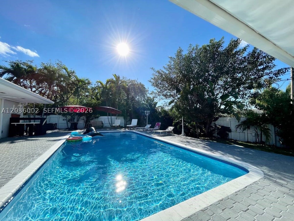 Photo of 416 N Rainbow Dr, Hollywood, FL 33021 (MLS # A12036002)