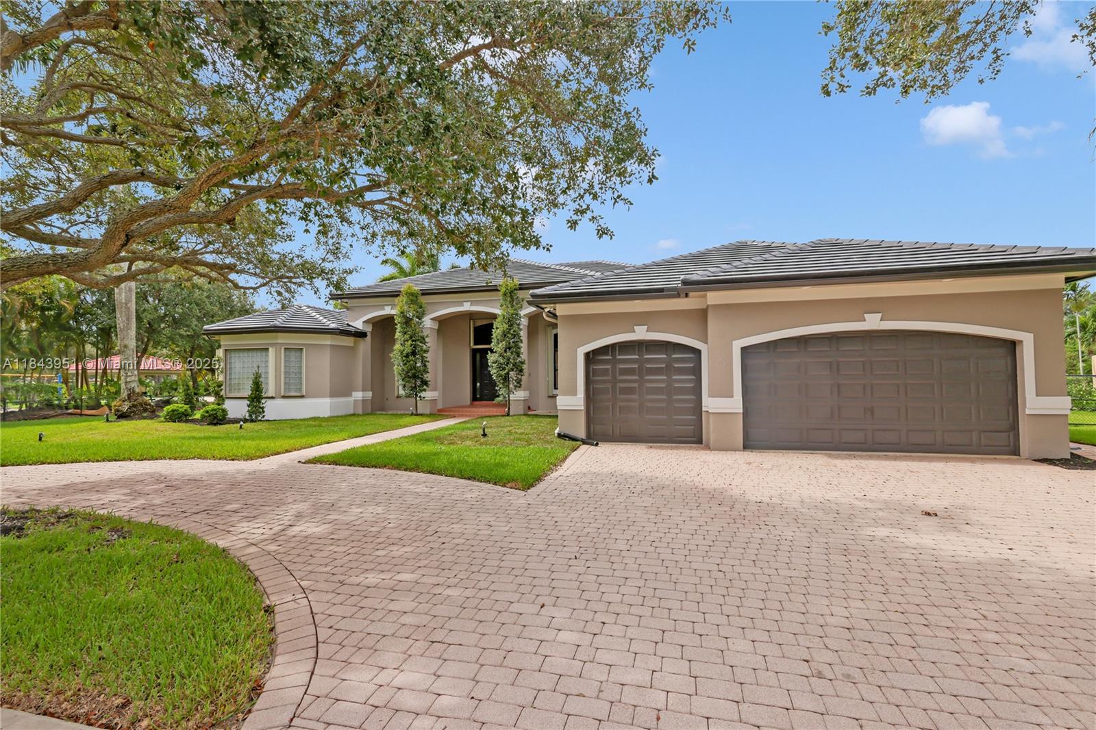13161 SW 40th St, Davie, FL, 33330/$1,999,000 2 13161 SW 40th St