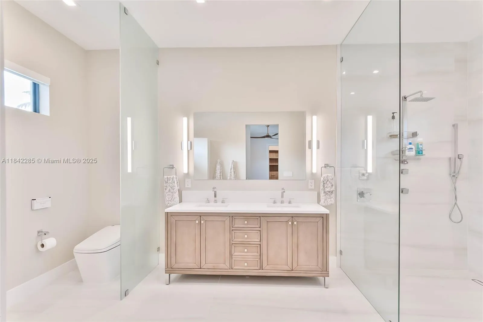 Pinecrest, Florida 33156, United States, 4 Bedrooms Bedrooms, ,5 BathroomsBathrooms,Residential,Active,174239