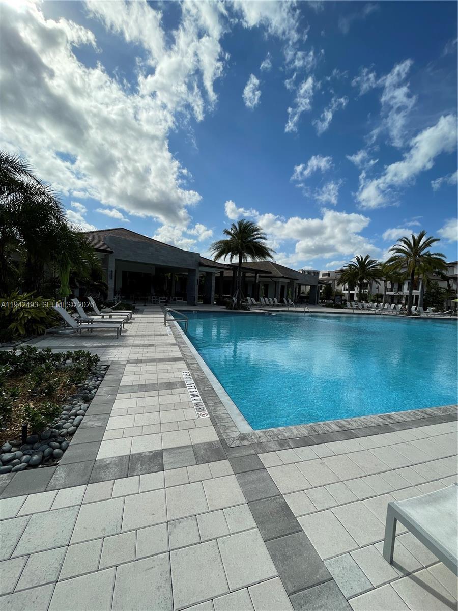 DOWNTOWN DORAL SOUTH PHAS - Residential