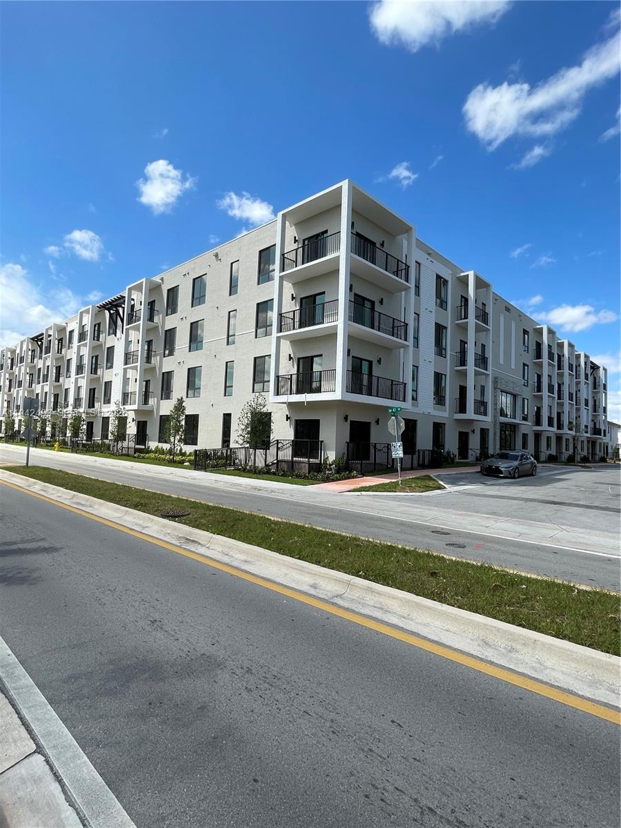 DOWNTOWN DORAL SOUTH PHAS - Residential