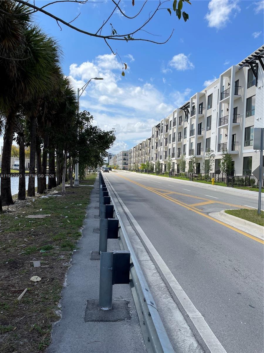 DOWNTOWN DORAL SOUTH PHAS - Residential