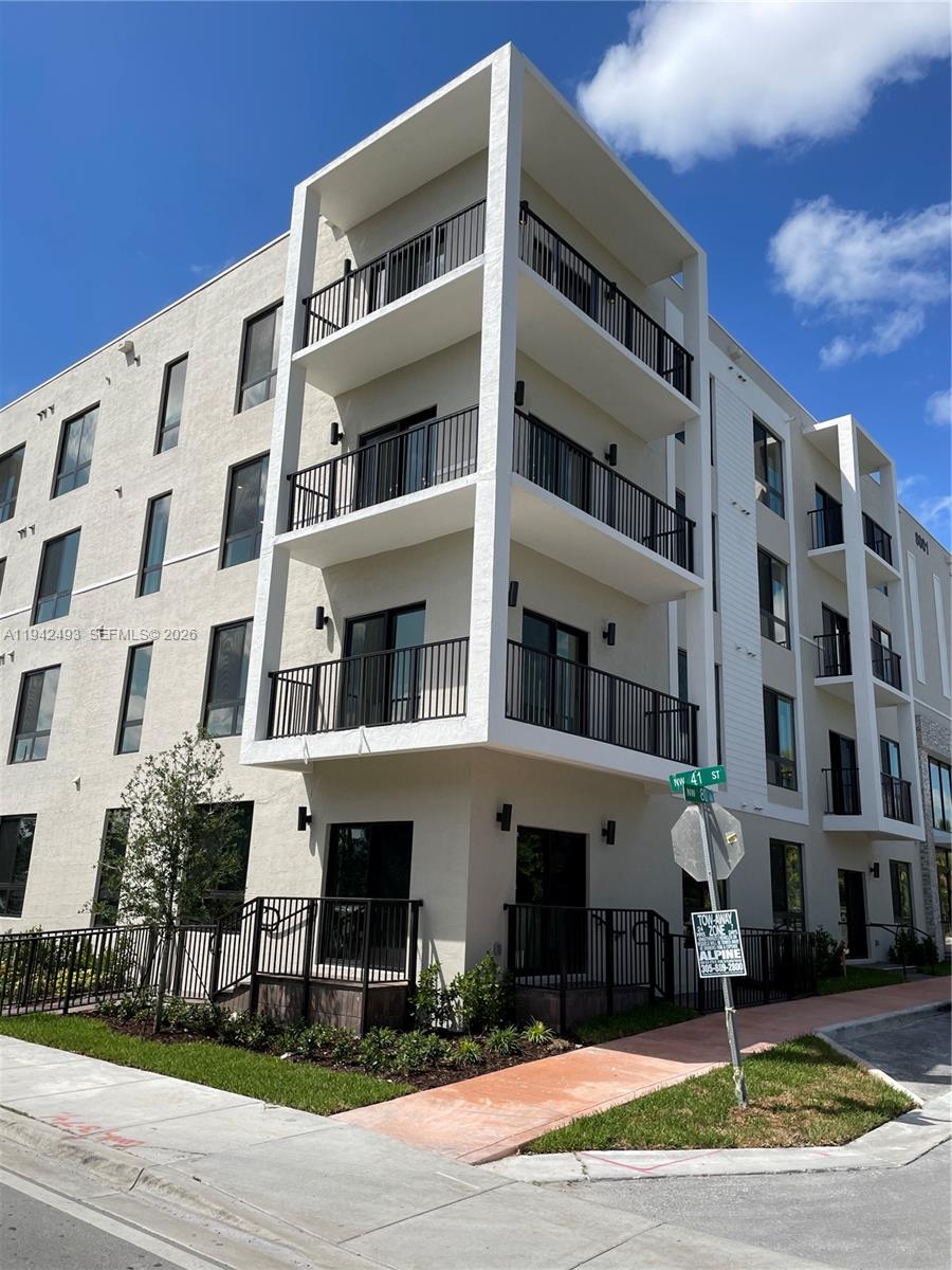 DOWNTOWN DORAL SOUTH PHAS - Residential