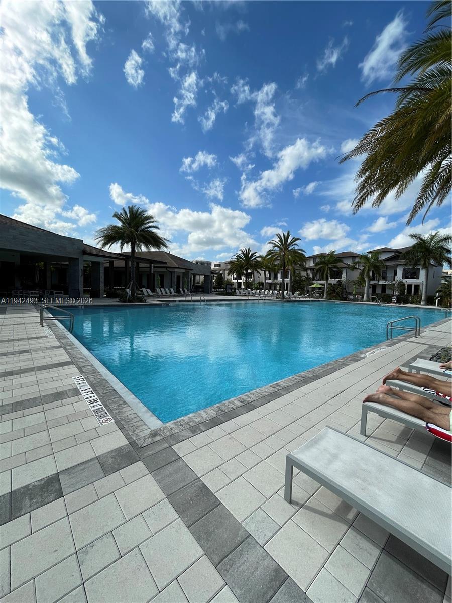 DOWNTOWN DORAL SOUTH PHAS - Residential