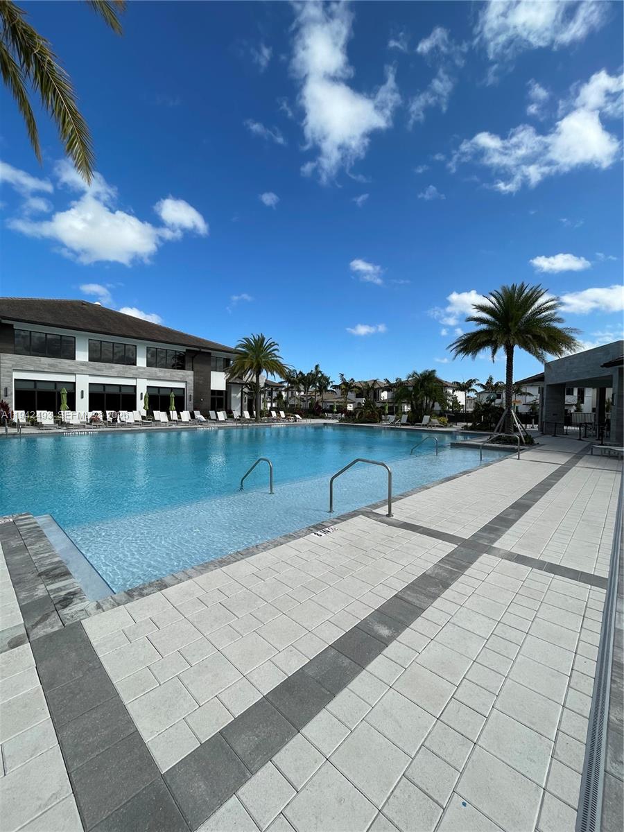 DOWNTOWN DORAL SOUTH PHAS - Residential