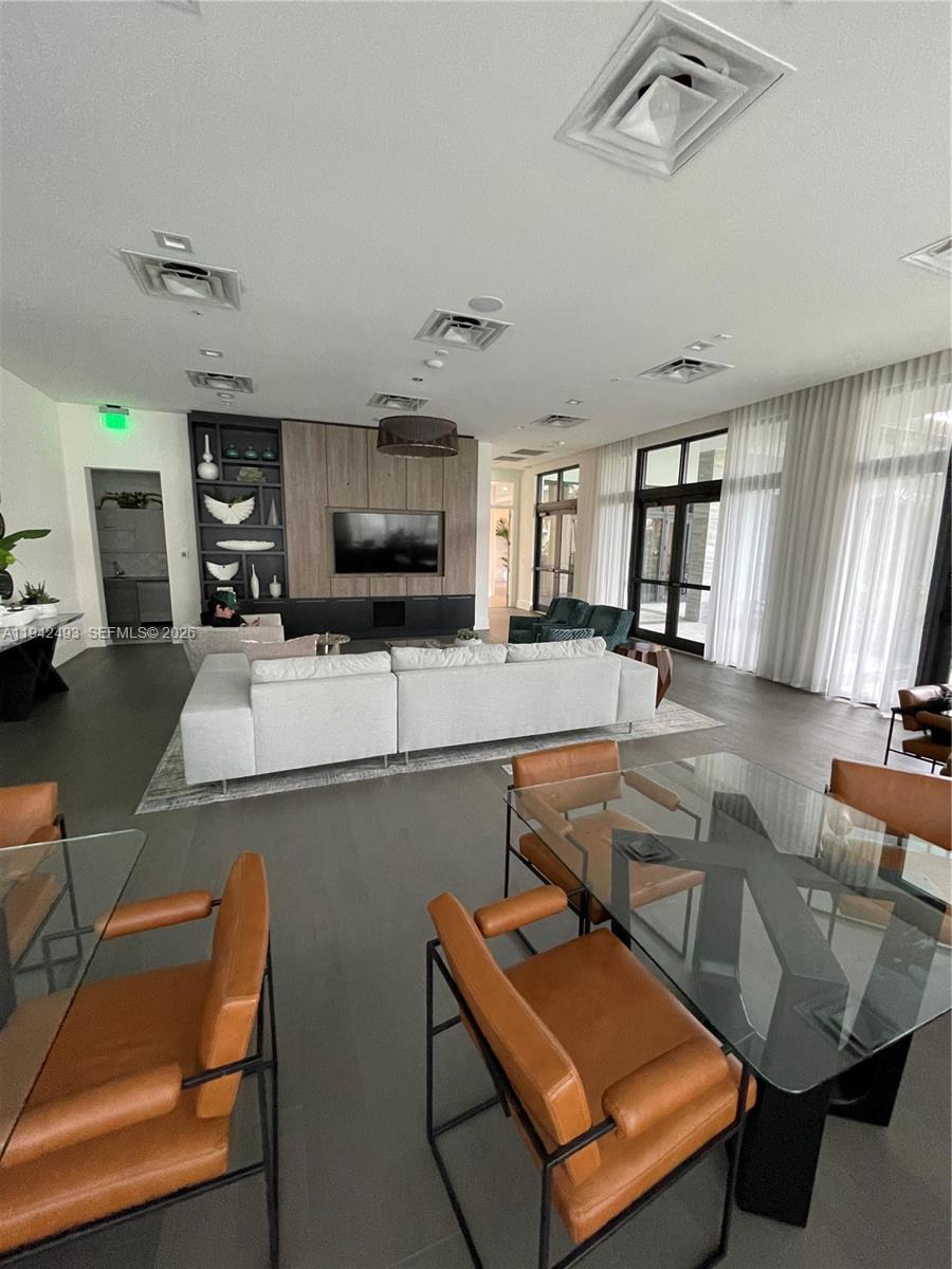 DOWNTOWN DORAL SOUTH PHAS - Residential