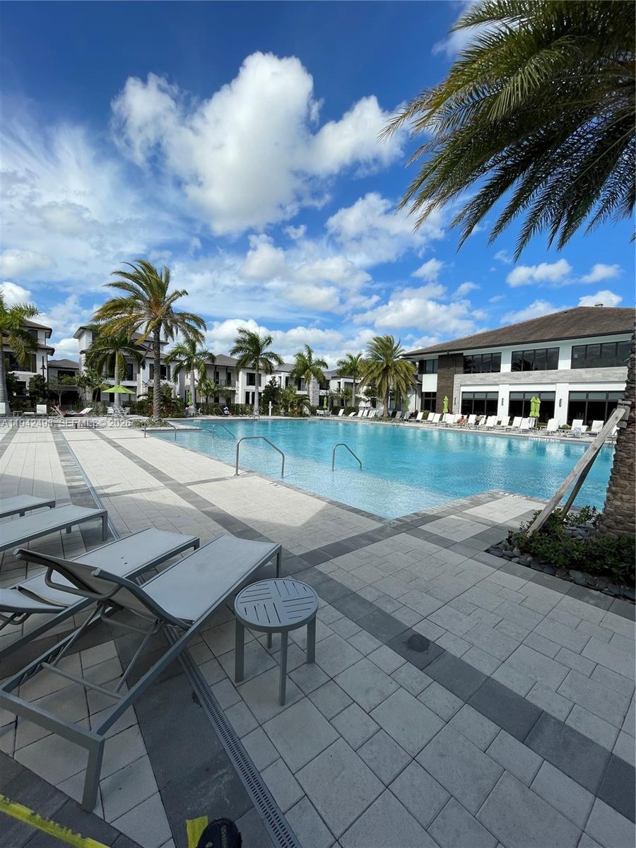 DOWNTOWN DORAL SOUTH PHAS - Residential