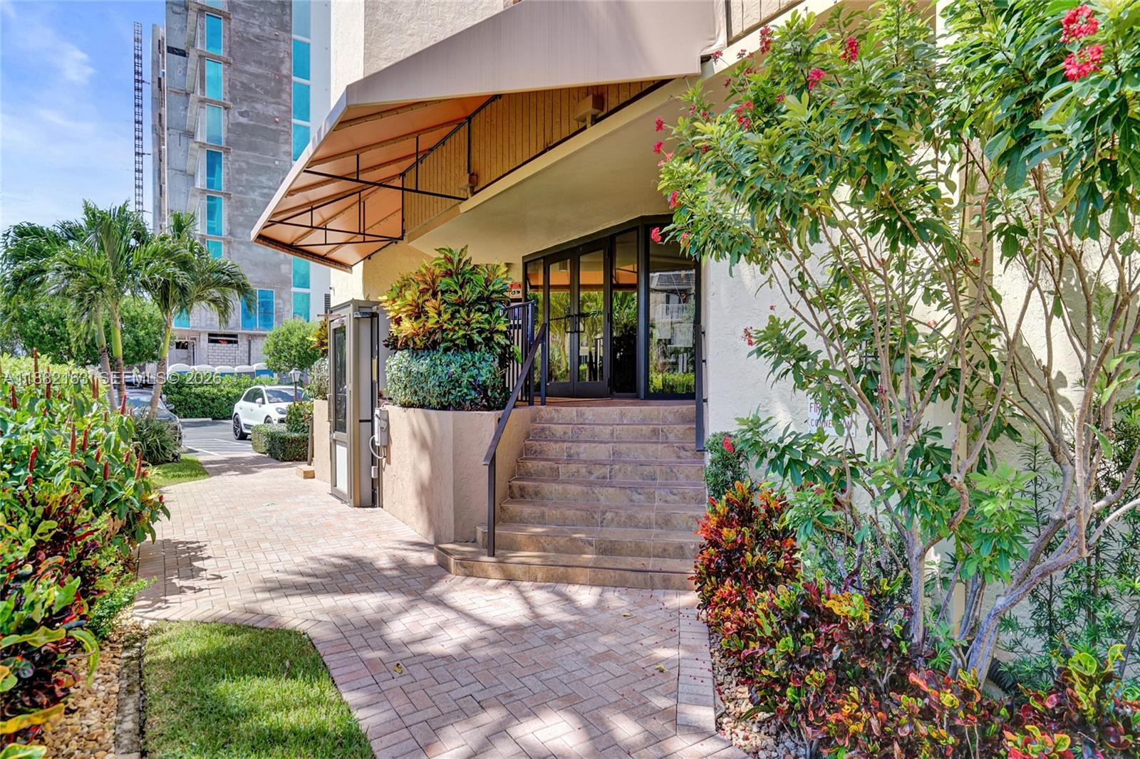 TRITON CONDO - Residential