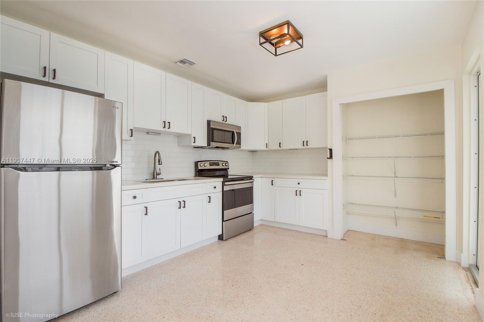 SUNSET VILLAS - Residential Lease