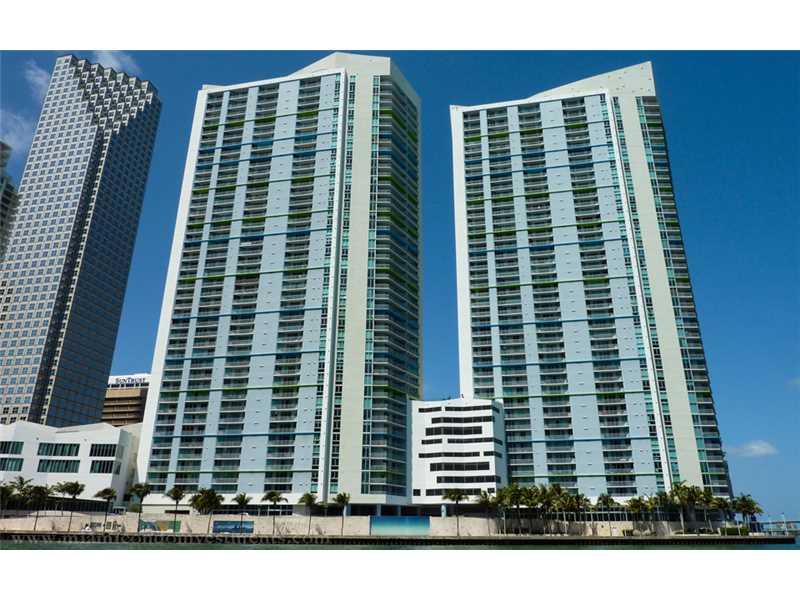 GORGEOUS NEW LISTING AT PRESTIGIOUS ONE MIAMI IN THE COVETED '05 LINE!! 2 BEDROOMS/2 BATHS, SPLIT PLAN UNIT. ORIGINAL ABSENTEE OWNER, VERY LITTLE WEAR & TEAR. AMAZING DIRECT WATER VIEWS OF BISCAYNE BAY, MIAMI RIVER, AND BRICKELL SKYLINE. FULL SERVICE BUIL DING WITH WORLD CLASS FITNESS & BUSINESS CENTER. CENTRALLY LOCATED WITHIN WALKING DISTANCE TO EXCITING DOWNTOWN, NEW WHOLE FOODS MARKET, GREAT RESTAURANTS AND SHOPPING. MINUTES TO CORAL GABLES, SoBe, MIDTOWN, AND BRICKELL. EASY TO SHOW, CALL LA TODAY!