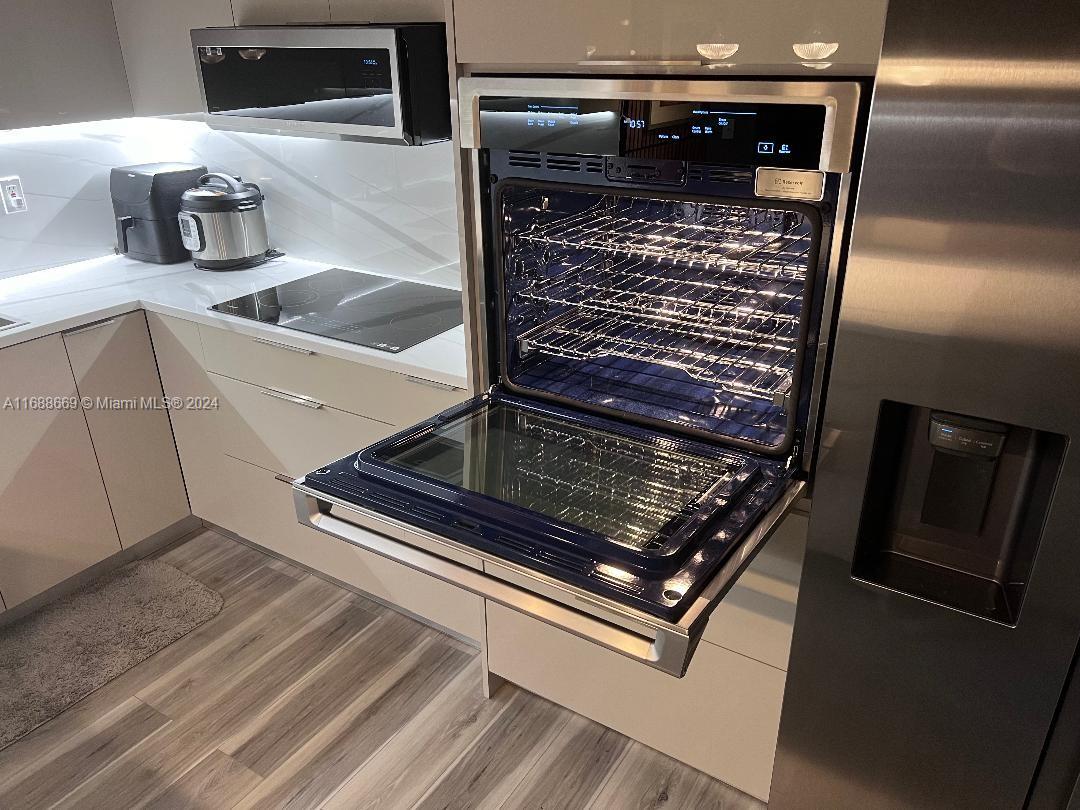 GOLDEN SAILS CONDO - Residential