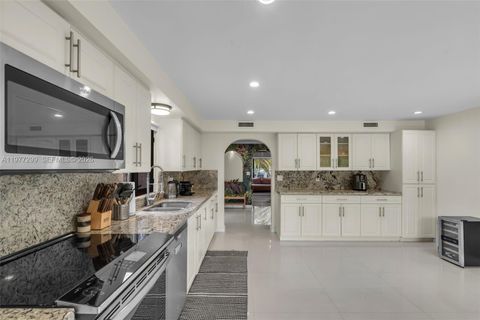 Tiny photo for 810 NE 149th St, Miami, FL 33161 (MLS # A11977299)